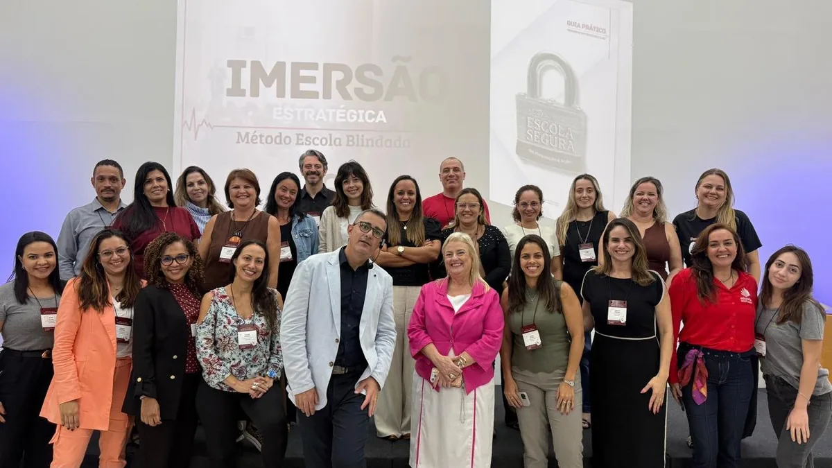 Turma da 4ª edição da imersão, cerca de quarenta gestores diante do backdrop